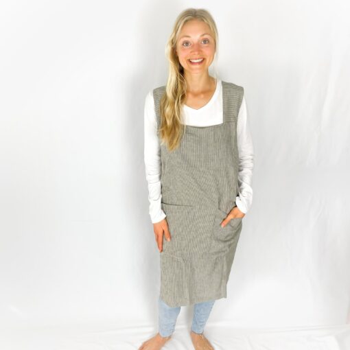 Personalized Japanese Linen Cross-Back Apron with Pockets A Stylish and Practical Gift for Home Chefs - Image 2