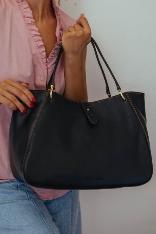 Exquisite Italian-Crafted Leather Handbag A Timeless Masterpiece for the Modern Woman - Image 2