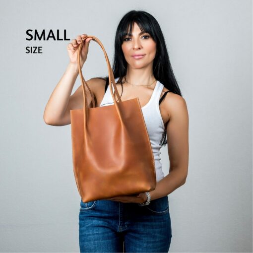 Exquisite Emerald Leather Tote A Timeless Accessory for the Modern Woman - Image 2
