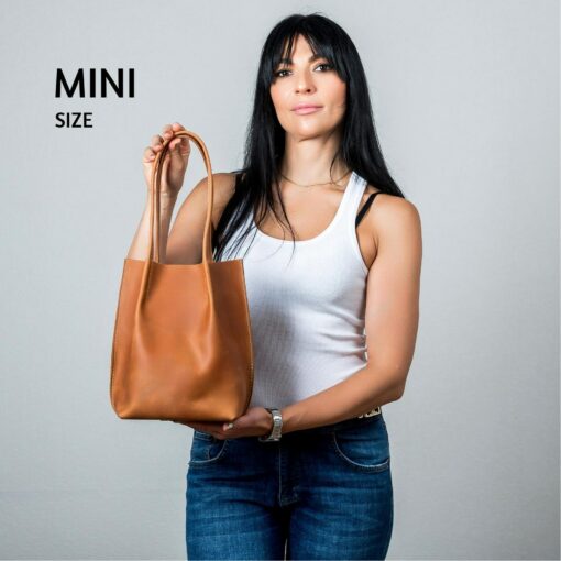 Exquisite Red Leather Tote A Timeless Accessory for the Modern Woman - Image 3