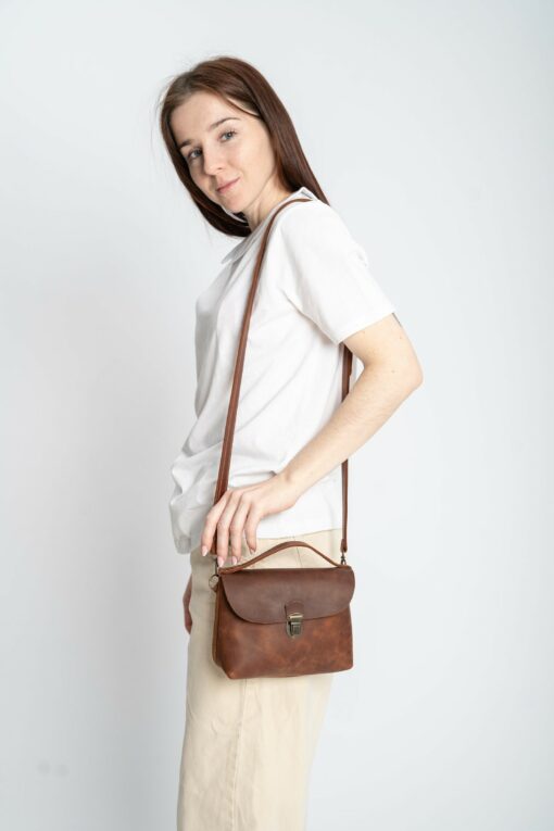 Exquisite Handmade Leather Crossbody Bag A Timeless Accessory for the Modern Woman - Image 3