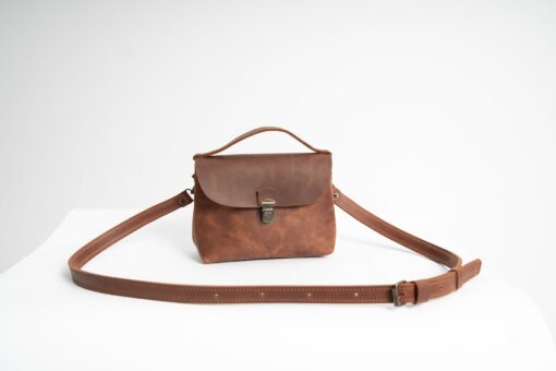 Exquisite Handmade Leather Crossbody Bag A Timeless Accessory for the Modern Woman - Image 2