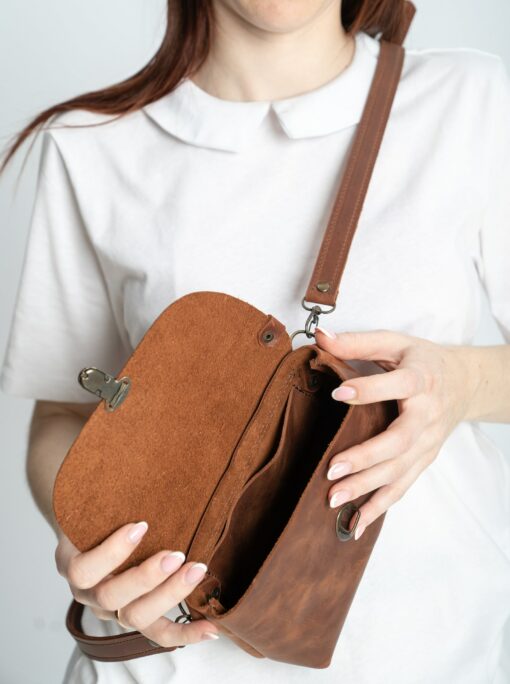 Exquisite Handmade Leather Crossbody Bag A Timeless Accessory for the Modern Woman - Image 5