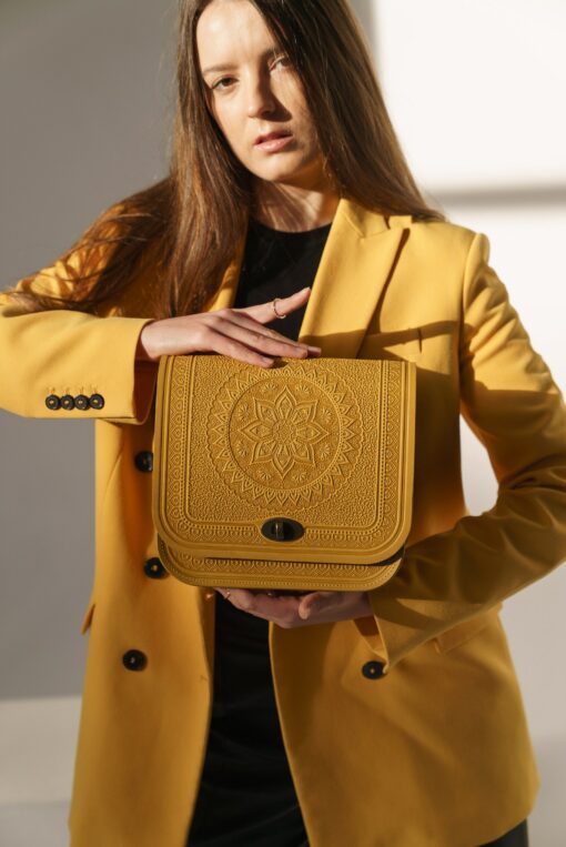Exquisite Leather Shoulder Bag A Timeless Masterpiece for the Modern Woman - Image 4