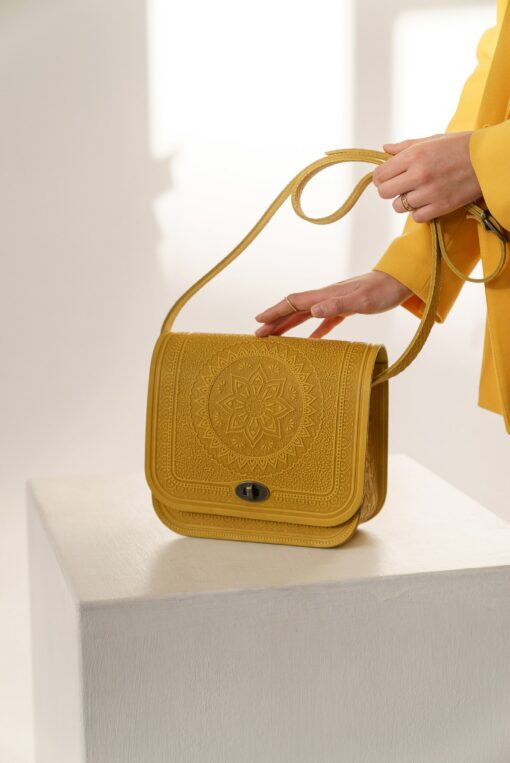 Exquisite Leather Shoulder Bag A Timeless Masterpiece for the Modern Woman - Image 5