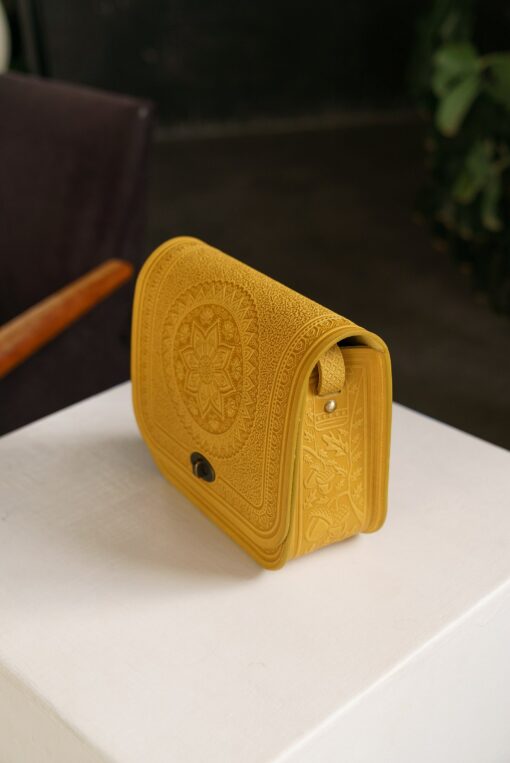 Exquisite Leather Shoulder Bag A Timeless Masterpiece for the Modern Woman - Image 2