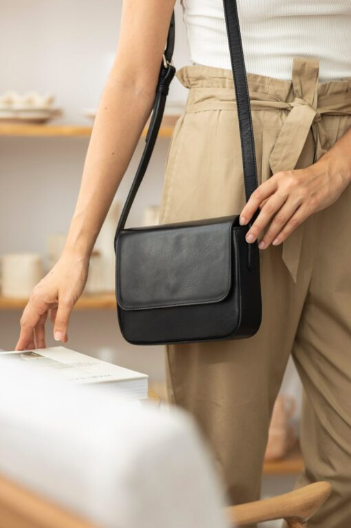 Timeless Leather Shoulder Bag Elevate Your Style with Classic Elegance - Image 4