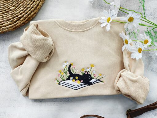 Cozy Cat and Daisy Embroidered Sweatshirt A Literary Delight for Bookworms and Cat Enthusiasts - Image 2