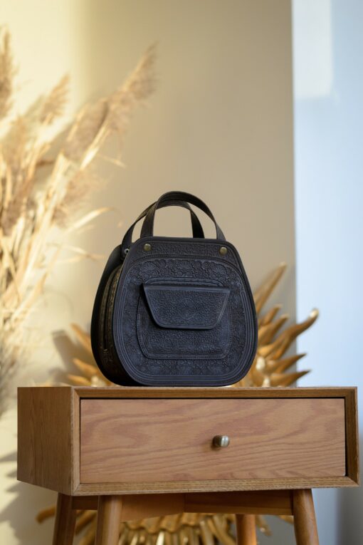 Exquisite Handmade Leather Crossbody Bag A Timeless Accessory for the Discerning - Image 5