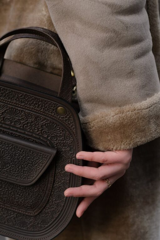Exquisite Handmade Leather Crossbody Bag A Timeless Accessory for the Discerning - Image 3