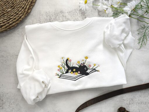 Cozy Cat and Daisy Embroidered Sweatshirt A Literary Delight for Bookworms and Cat Enthusiasts - Image 3
