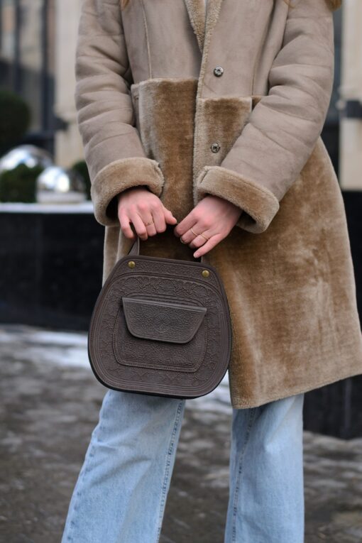 Exquisite Handmade Leather Crossbody Bag A Timeless Accessory for the Discerning - Image 4