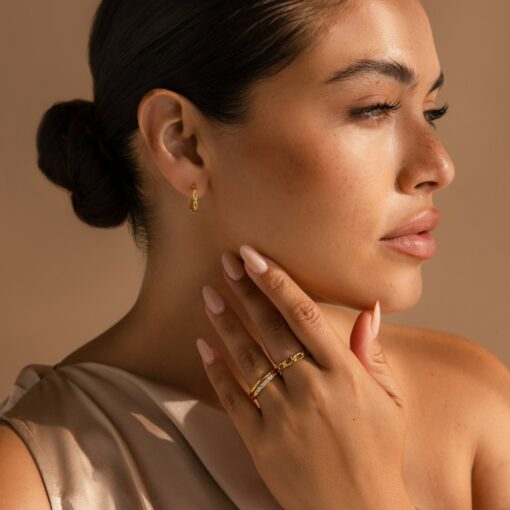 Caitlyn Minimalist Link Hoop Earrings Timeless Elegance for Everyday Glamour - Image 6