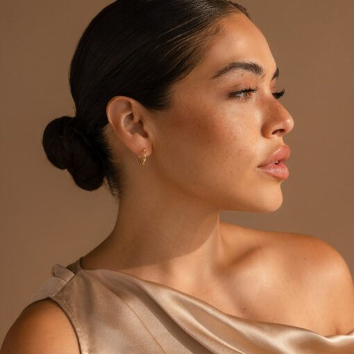 Caitlyn Minimalist Link Hoop Earrings Timeless Elegance for Everyday Glamour - Image 4