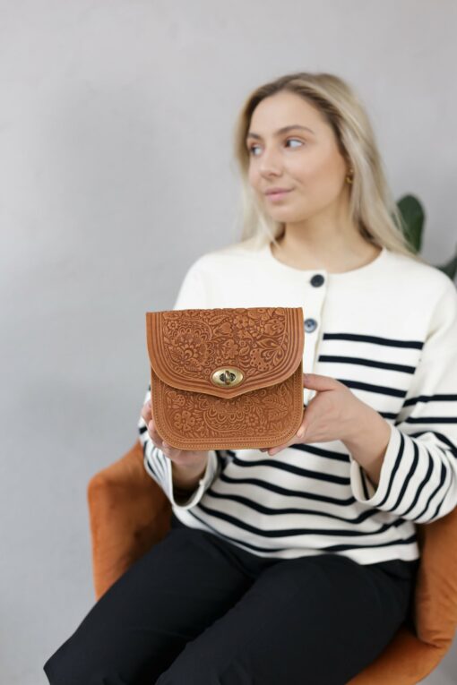 Exquisite Handmade Leather Shoulder Bag A Timeless Gift for Her - Image 5