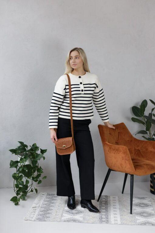 Exquisite Handmade Leather Shoulder Bag A Timeless Gift for Her - Image 6