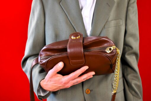 Timeless Treasure Vintage 80s Leather Shoulder Bag with Golden Chain - Image 5