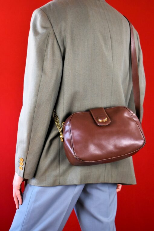 Timeless Treasure Vintage 80s Leather Shoulder Bag with Golden Chain - Image 2
