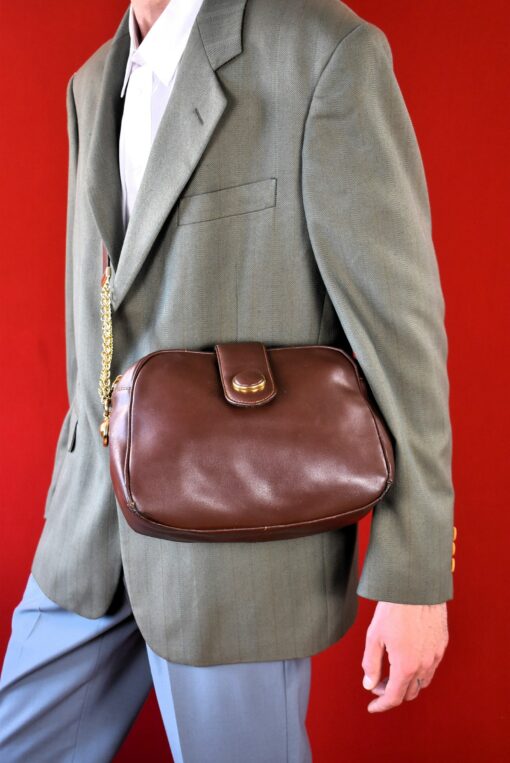 Timeless Treasure Vintage 80s Leather Shoulder Bag with Golden Chain - Image 3