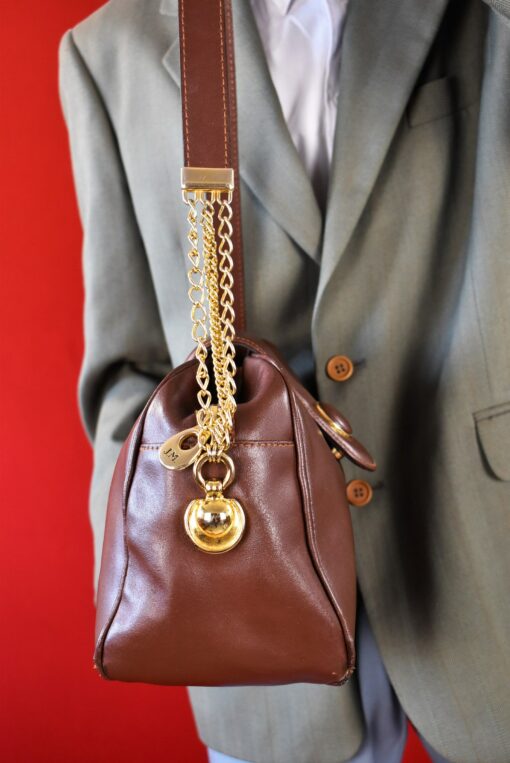 Timeless Treasure Vintage 80s Leather Shoulder Bag with Golden Chain - Image 6