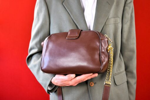 Timeless Treasure Vintage 80s Leather Shoulder Bag with Golden Chain - Image 4