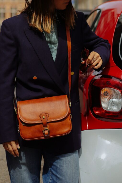Exquisite Italian Leather Crossbody Handcrafted Elegance for the Modern Woman - Image 2