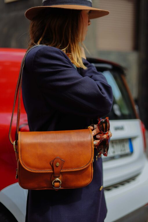 Exquisite Italian Leather Crossbody Handcrafted Elegance for the Modern Woman - Image 3