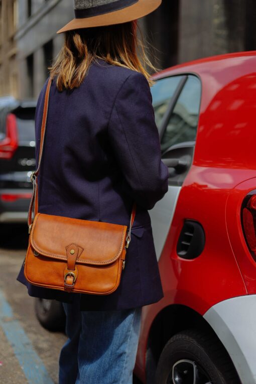Exquisite Italian Leather Crossbody Handcrafted Elegance for the Modern Woman - Image 4