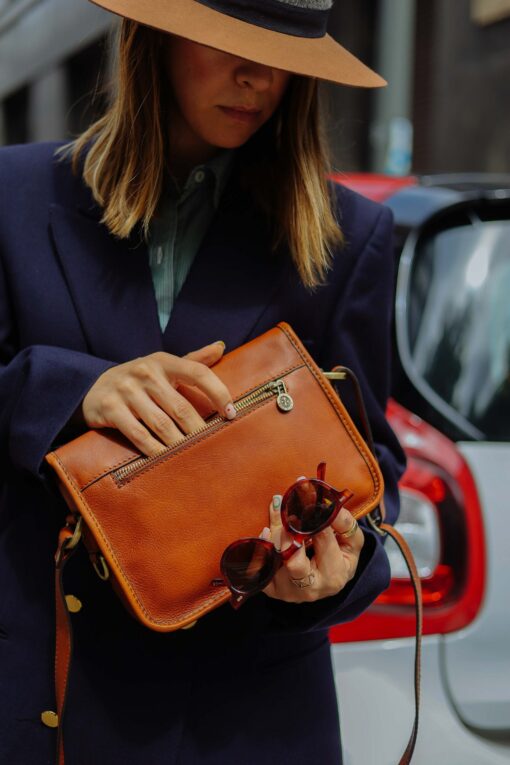 Exquisite Italian Leather Crossbody Handcrafted Elegance for the Modern Woman - Image 5