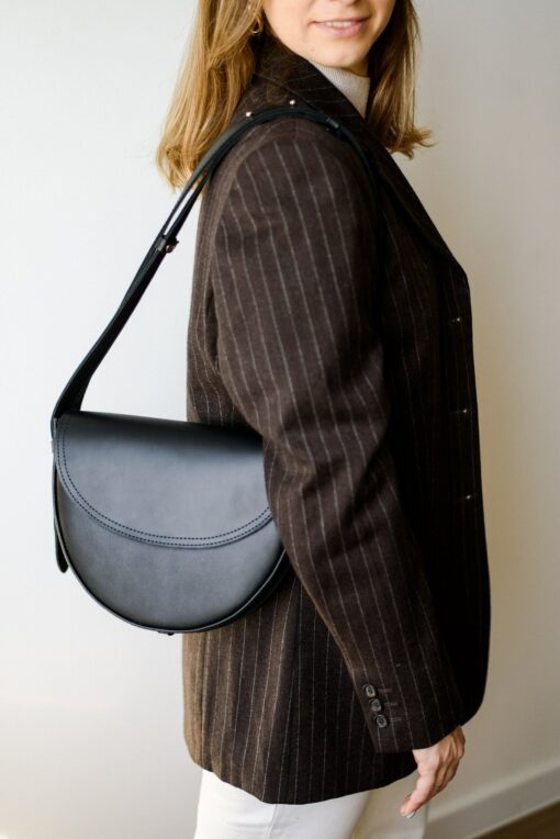 Captivating Half-Moon Leather Purse A Timeless Accessory for the Modern Woman - Image 6