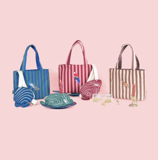 Parrot Paradise Unleash Your Inner Exotic with Our Vibrant Handbag - Image 6
