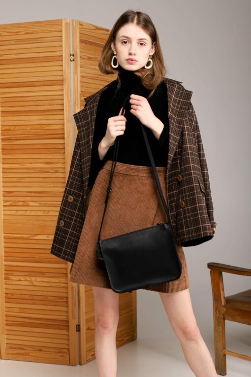 Timeless Black Leather Purse A Sophisticated Companion for Every Occasion - Image 5