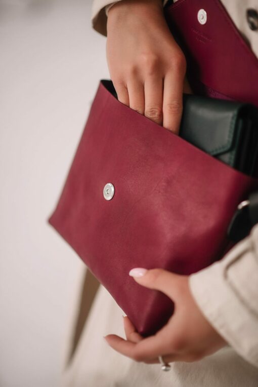 Chic and Versatile Bordo Leather Crossbody Bag with Hanging Toiletry Pouch - Image 4