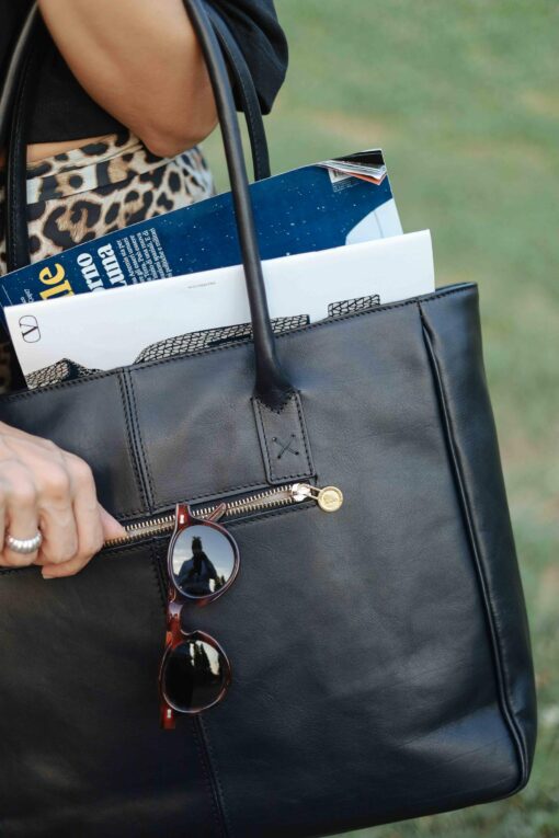Exquisite Italian Leather Handbag Handmade Elegance for the Modern Woman - Image 4