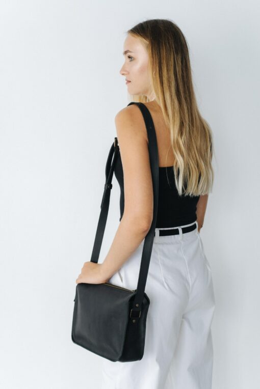 Timeless Black Leather Bag A Sophisticated Companion for Everyday Elegance - Image 5