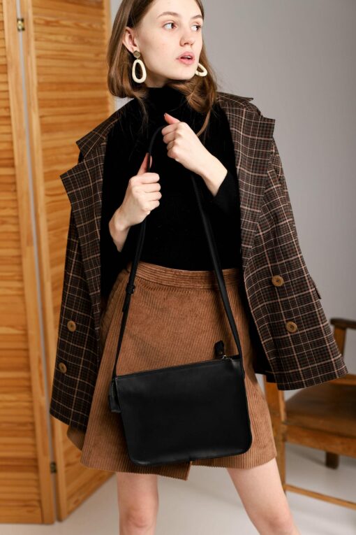 Timeless Black Leather Purse A Sophisticated Companion for Every Occasion - Image 6