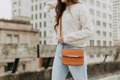 Chic Leather Crossbody Elevate Your Style with Detachable Straps and a Touch of Luxury