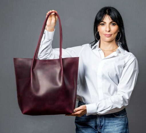 Exquisite Burgundy Leather Tote The Epitome of Style and Functionality