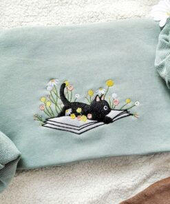 Cozy Cat and Daisy Embroidered Sweatshirt A Literary Delight for Bookworms and Cat Enthusiasts
