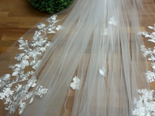 Exquisite Floral Lace Cathedral Bridal Veil Elevate Your Bridal Look with Grace and Elegance