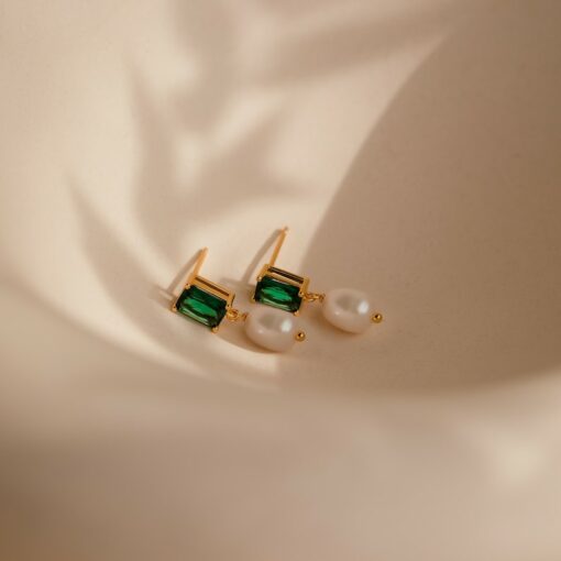 Captivating Emerald A Symphony of Green Radiance