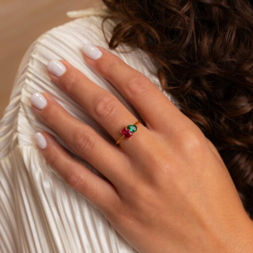 Captivating Emerald A Symphony of Green Radiance