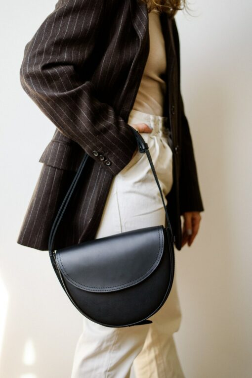 Captivating Half-Moon Leather Purse A Timeless Accessory for the Modern Woman