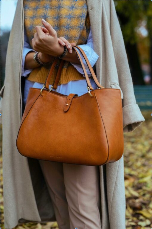 Exquisite Italian-Crafted Leather Handbag A Timeless Masterpiece for the Modern Woman